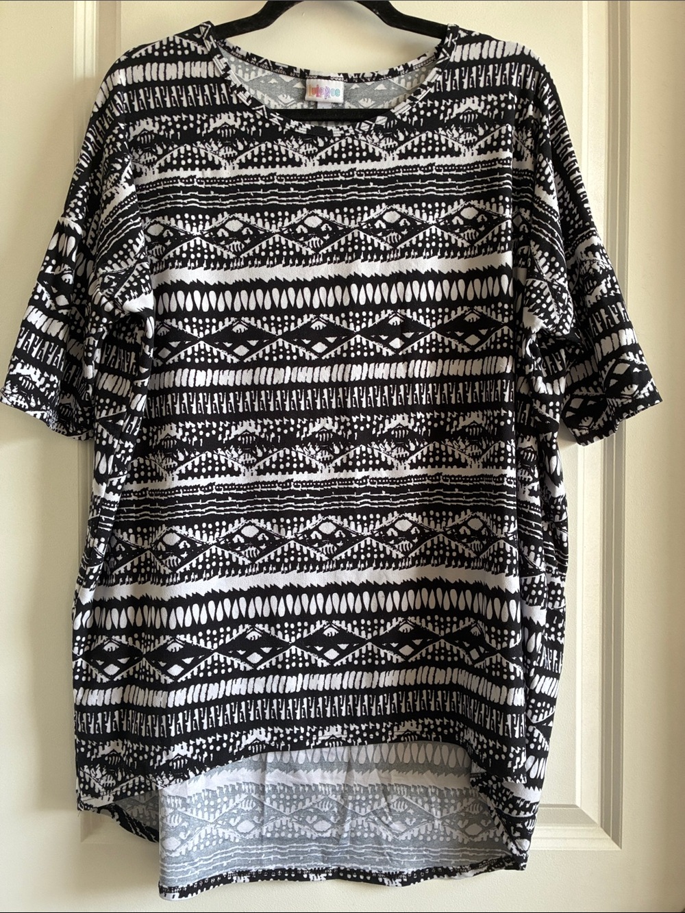 Short Sleeve Tunic / Tee LuLaRoe Irma Black & White super soft oversized